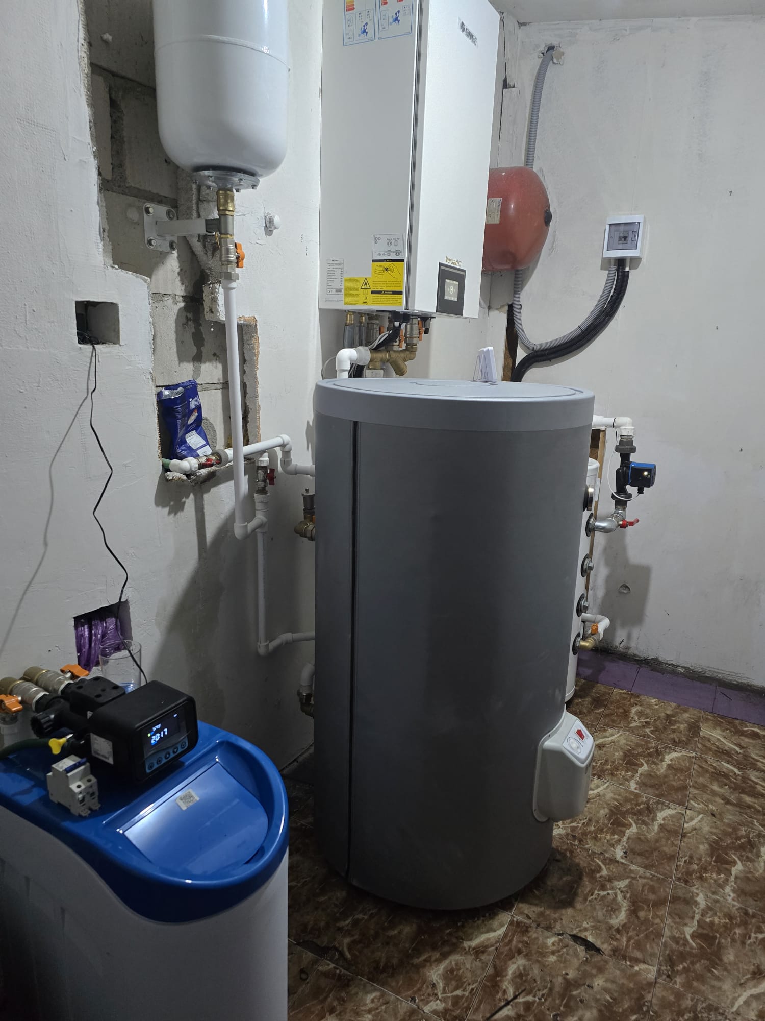De la Cazan pe Lemne la Confort Absolut: Instalare Pompă de Căldură Gree Versati III 10kW în Berceni